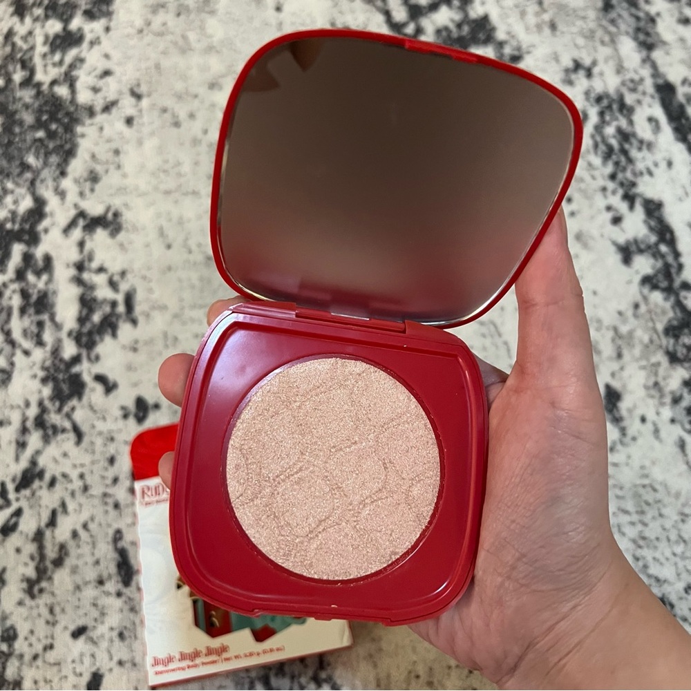 Sol Body Rudolph Reindeer Jingle Jingle Jingle shimmering body powder